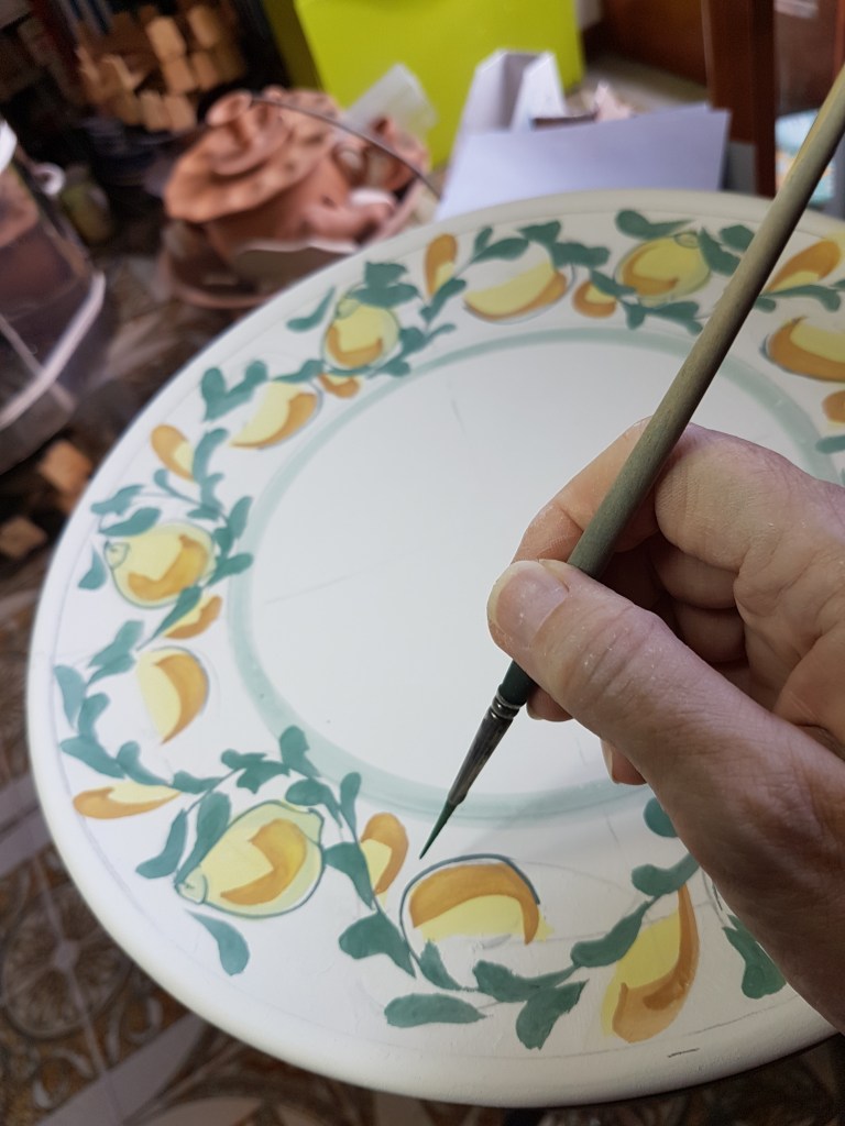 In questa foto sto dipingendo un piatto della linea Colorisapori e profumi di Sicilia