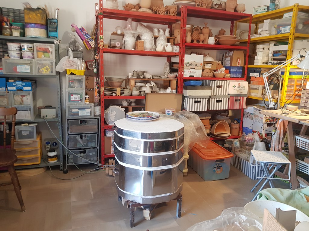 Questo è un angolo del laboratorio, con al centro, sua MAESTÀ il FORNO!