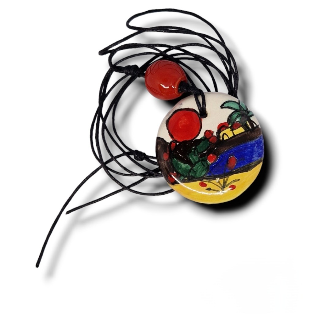 Ogni mia creazione è un pezzo unico, ed ha una sua storia da raccontare, in questo ciondolo ti sembrerà di passeggiare in campagna tra la terra gialla e l'erba verde, con i fiori e qualche albero, qualche palma. Potrai guardare il cielo, e un grande sole rosso.